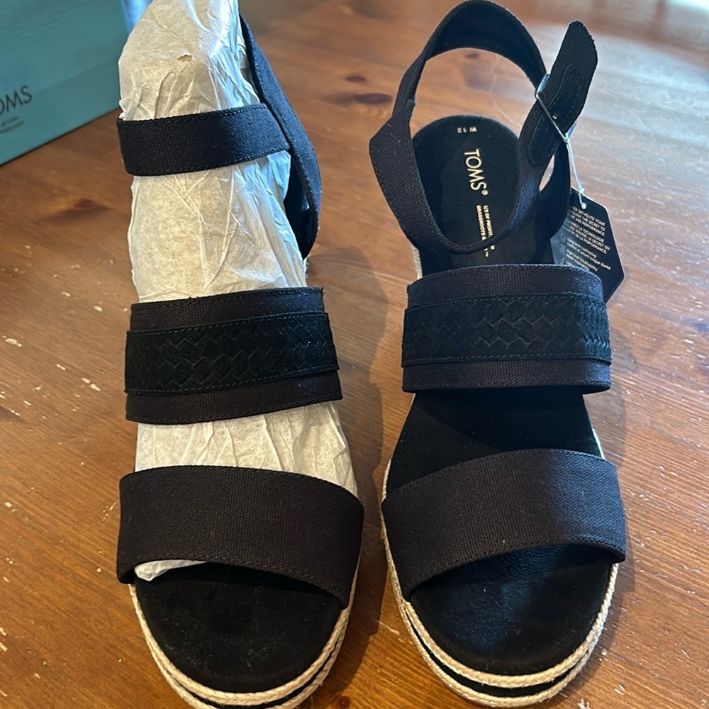 TOMS, Women’s Madelyn Wedge Sandal, NWT, black canvas, embossed braided, 12